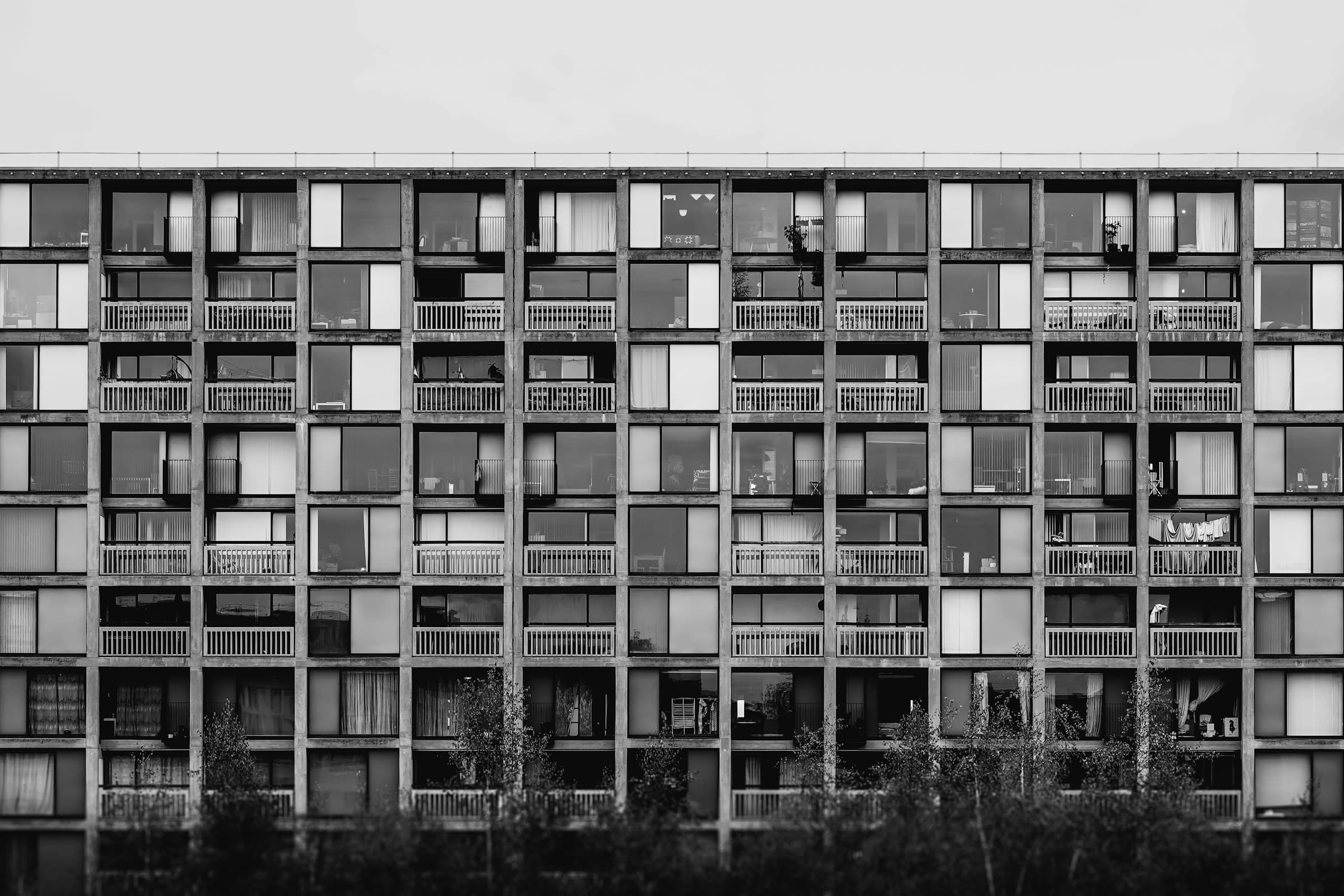 Modernistisch appartementsblok met plat dak — onze focus