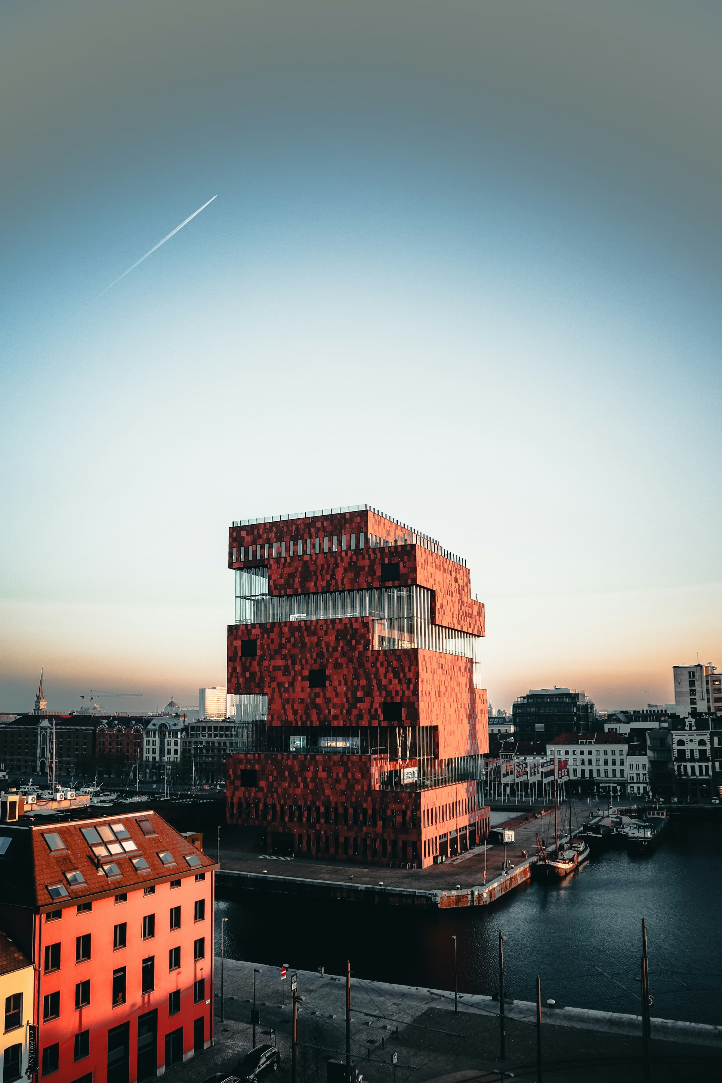Antwerps stadsbeeld bij gouden uur